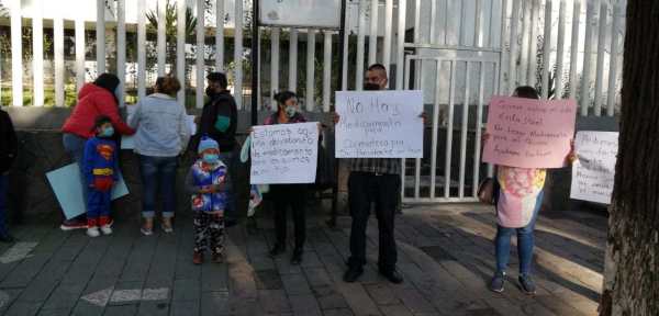 ninos-con-cancer-se-manifiestan-frente-al-hospital-del-nino2