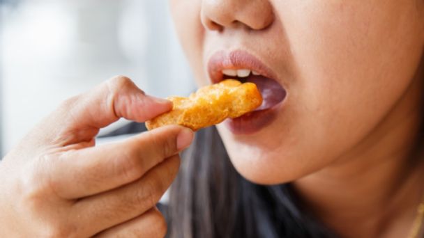 viral-ninera-es-demandada-porque-alimento-con-nuggets-a-ninos-vegetarianos2