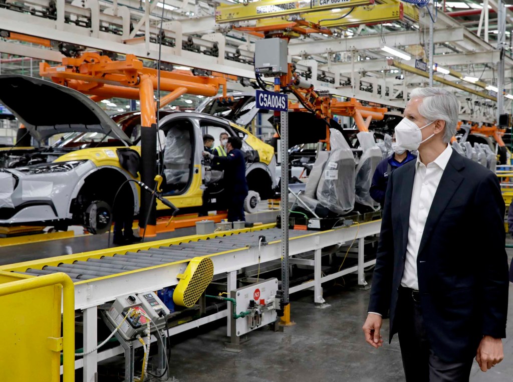 Alfredo del Mazo presenta auto eléctrico fabricado en México