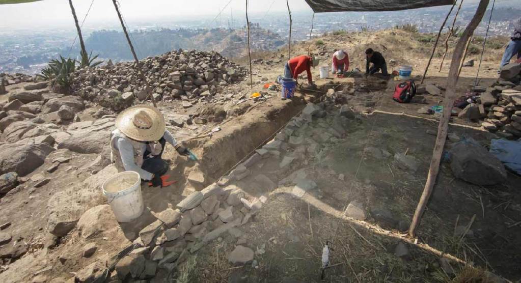 300 piezas fueron encontradas en el cerro del toloche en toluca, los materiales son ceramica y pieda, además encontraron basamentos arqueologicos importantes.