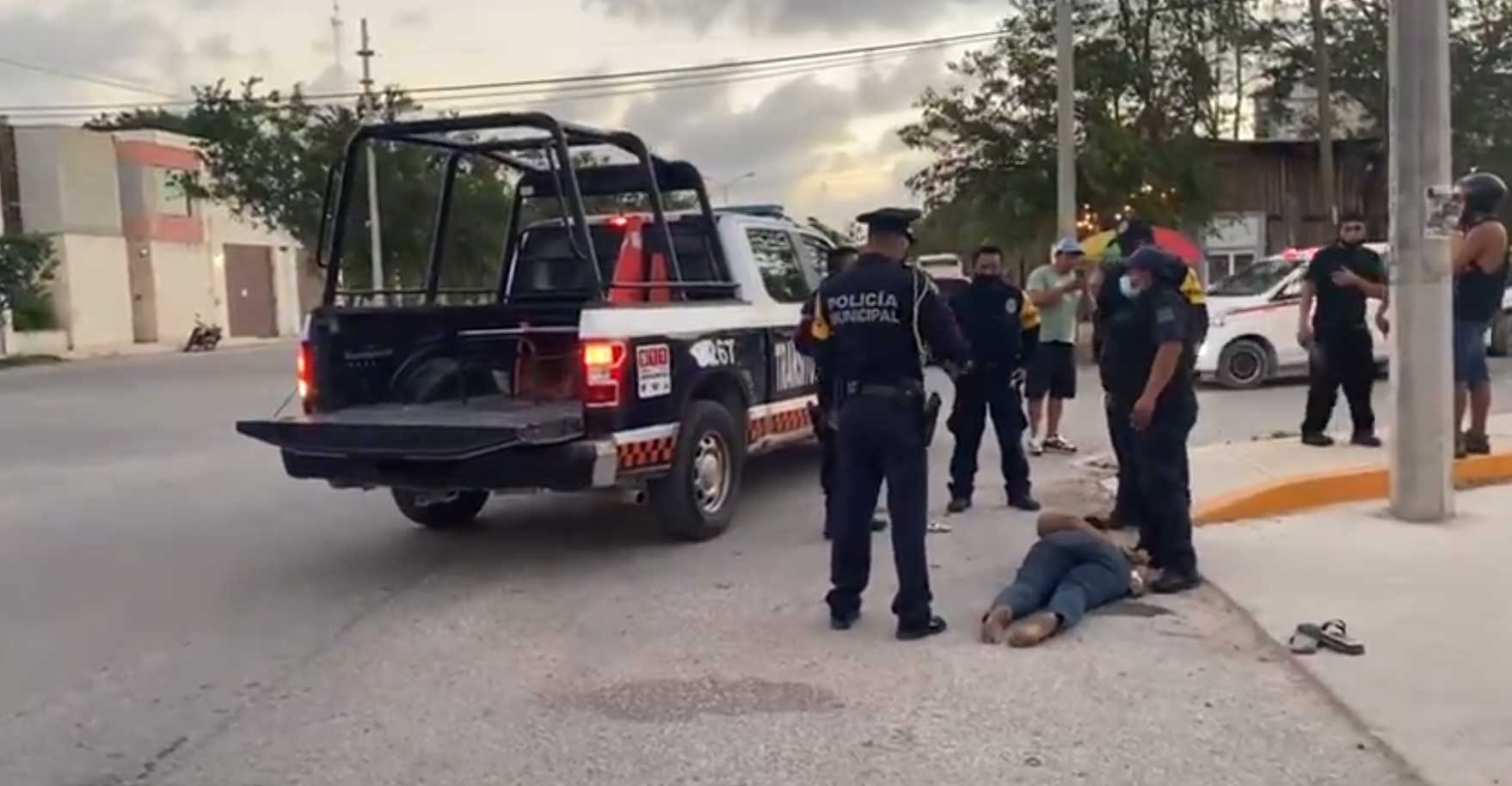 La tarde del 27 de marzo, policías municipales de Tulum provocaron la muerte de una mujer, tras someterla contra el piso