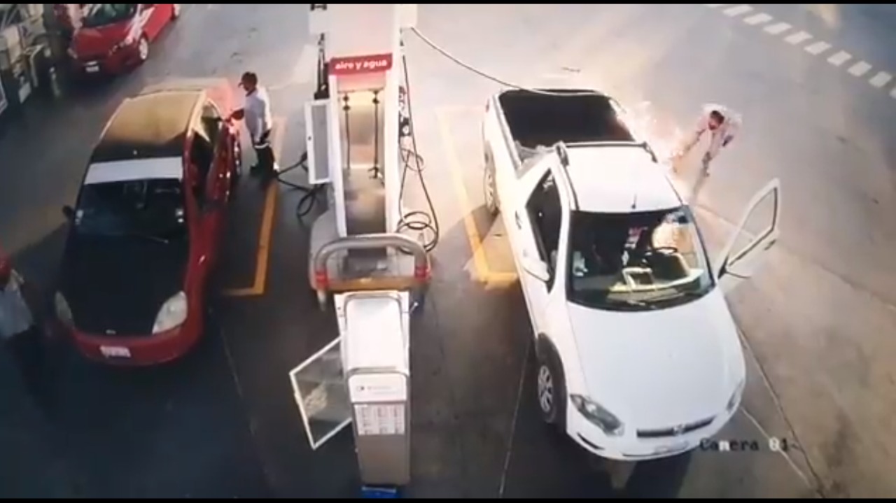 Camioneta se incendia por usar el Celular