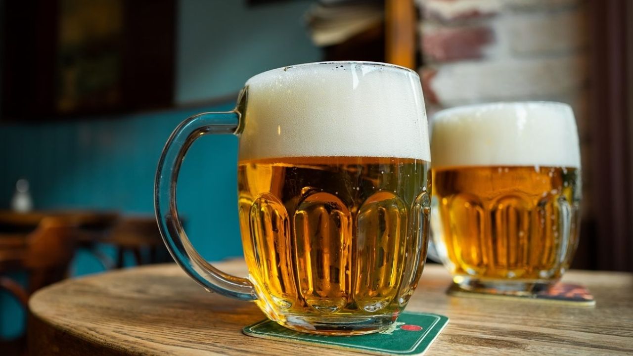 ¿Cuántas cervezas se pueden tomar al día? De acuerdo al Centro de Información Cerveza y Salud, se recomienda una ingesta moderada de 200 ml de cerveza diaria.