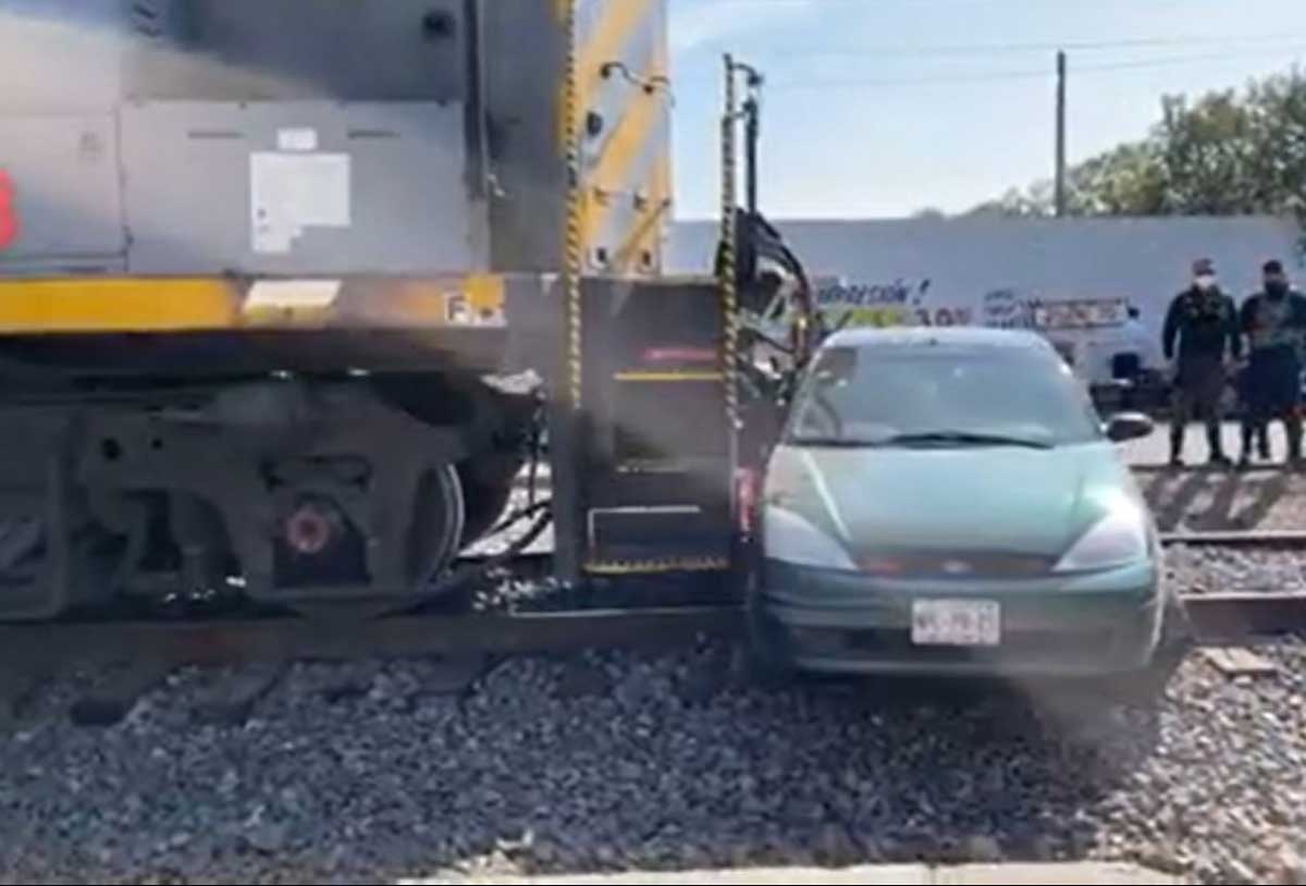 Toluca tren arrolla a auto.